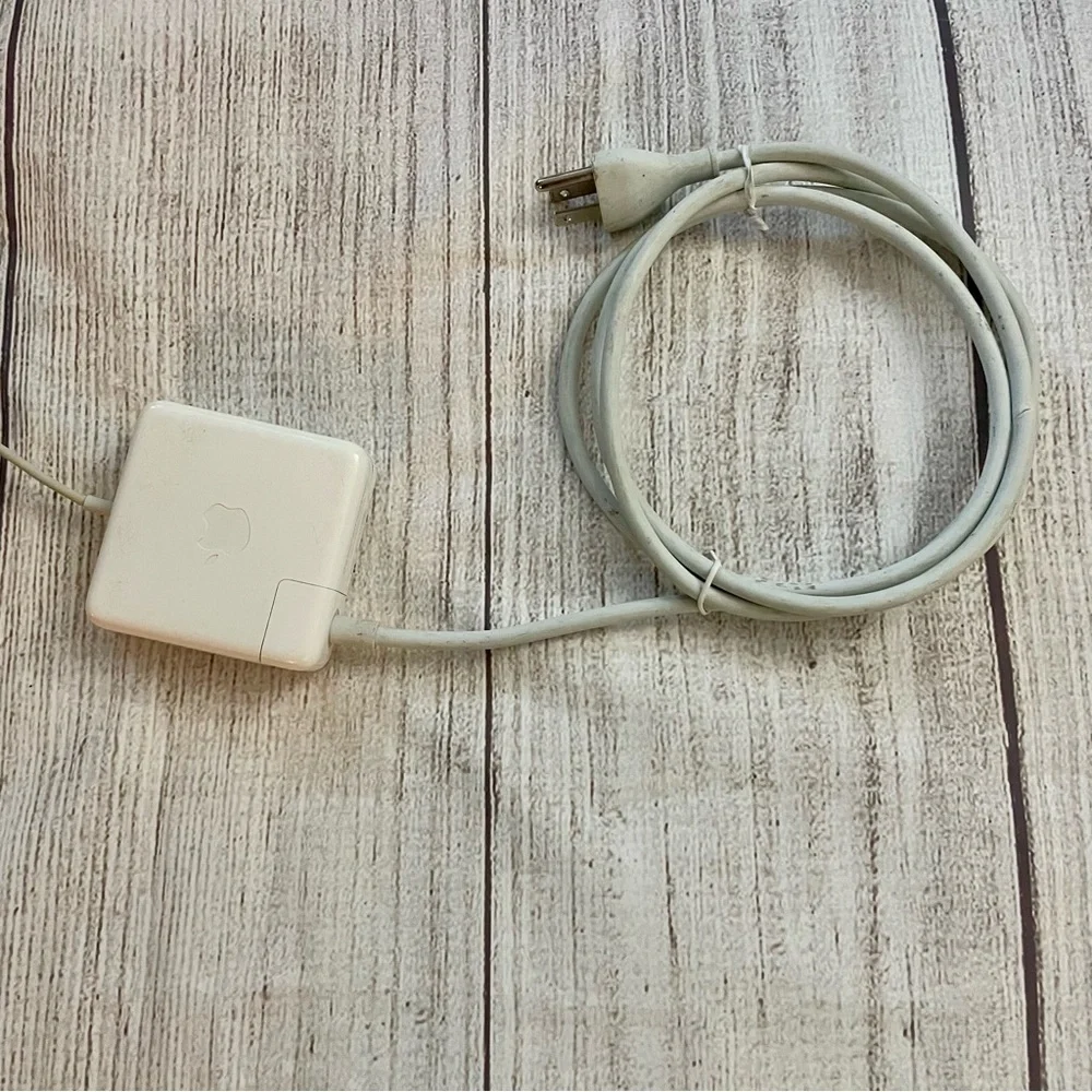 APPLE 85W MagSafe Power Adapter for 15- and 17-inch MacBook Pro